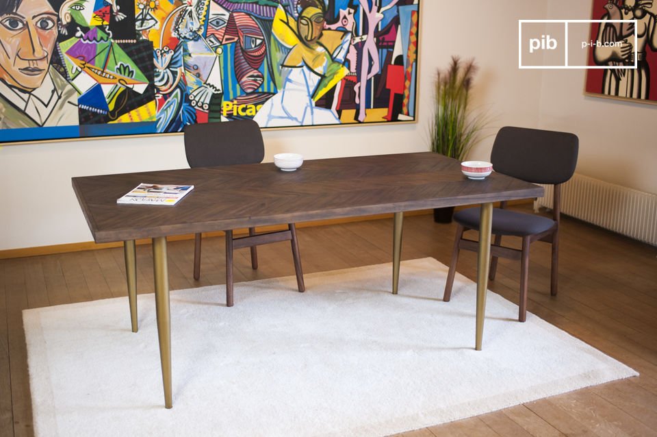 Table avec des motifs pointe de Hongrie.