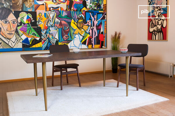 Magnifique table en bois foncé et laiton doré.