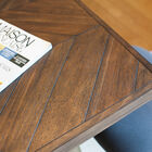 Le plateau de la table affiche un style élégant.