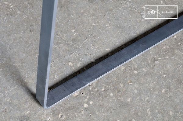 Joli piétement en métal, de forme très géométrique.