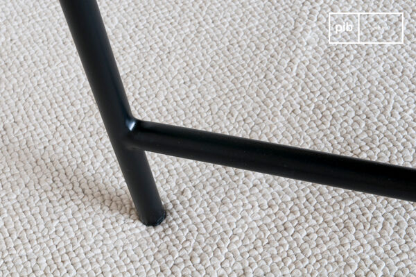 Le piétement minimaliste en aluminium noir mat soutient le plateau.