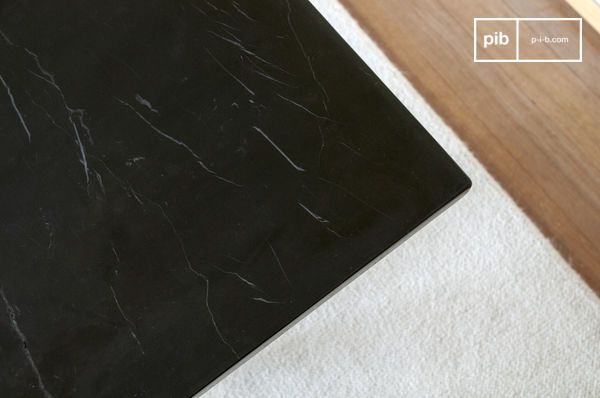 Le plateau est en marbre de style Nero Marquina, noir veiné de blanc.