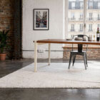 Un teck ancien serti dans une piètement arrondi