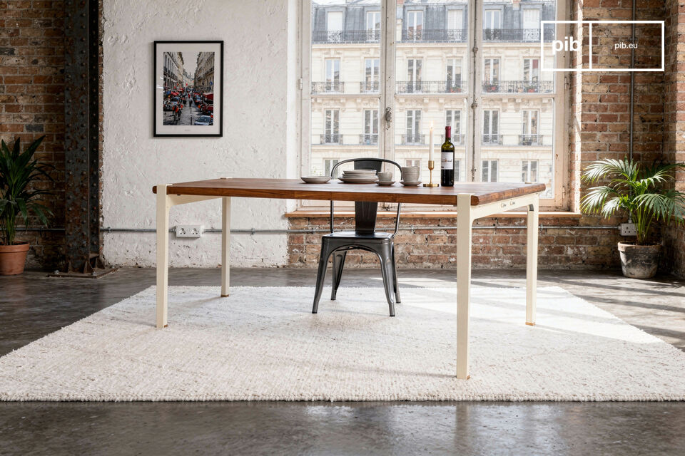 Un teck ancien serti dans une piètement arrondi