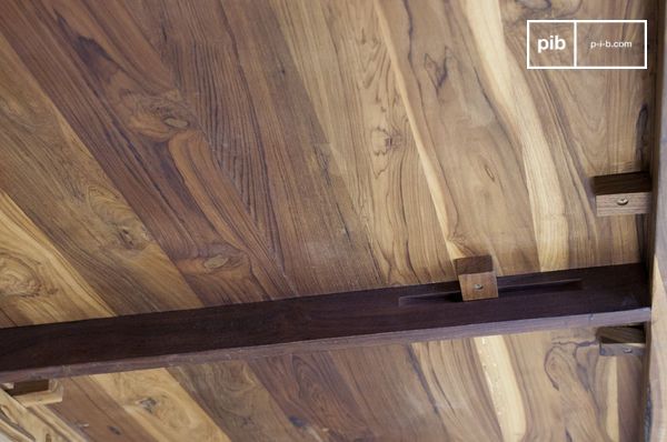 le plateau est intégralement réalisé en bois de teck ancien.