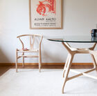 Une table en verre au plateau rond et au design magnifique.