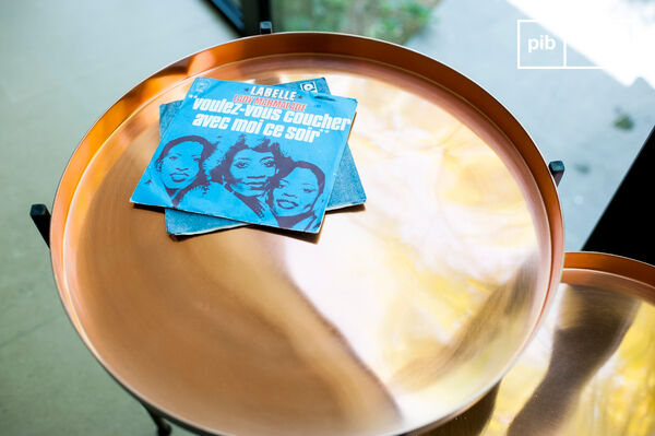 Une paire de tables en métal dont l\'esthétique n\'est pas le seul argument