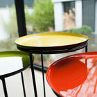 Set de trois tables en métal aux couleurs chatoyantes