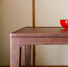 The finishing touches of the table are carefully made.