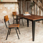Belle table en bois et métal sombre.