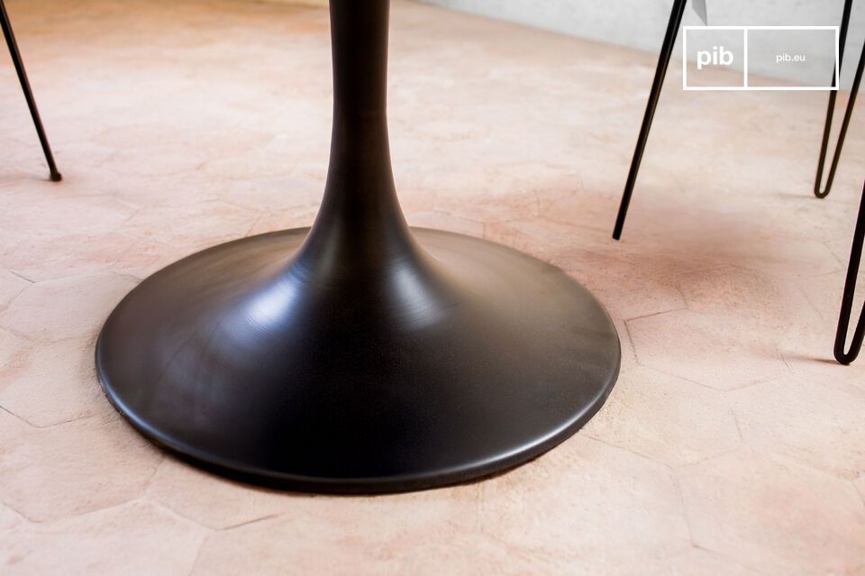 Le plateau de la table ronde Liverpool est réalisé en chêne