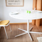 Table blanche aux lignes douces et légères en marbre et aluminium.