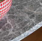 Sublime couleur du plateau en marbre gris clair et ses jolies nervures.