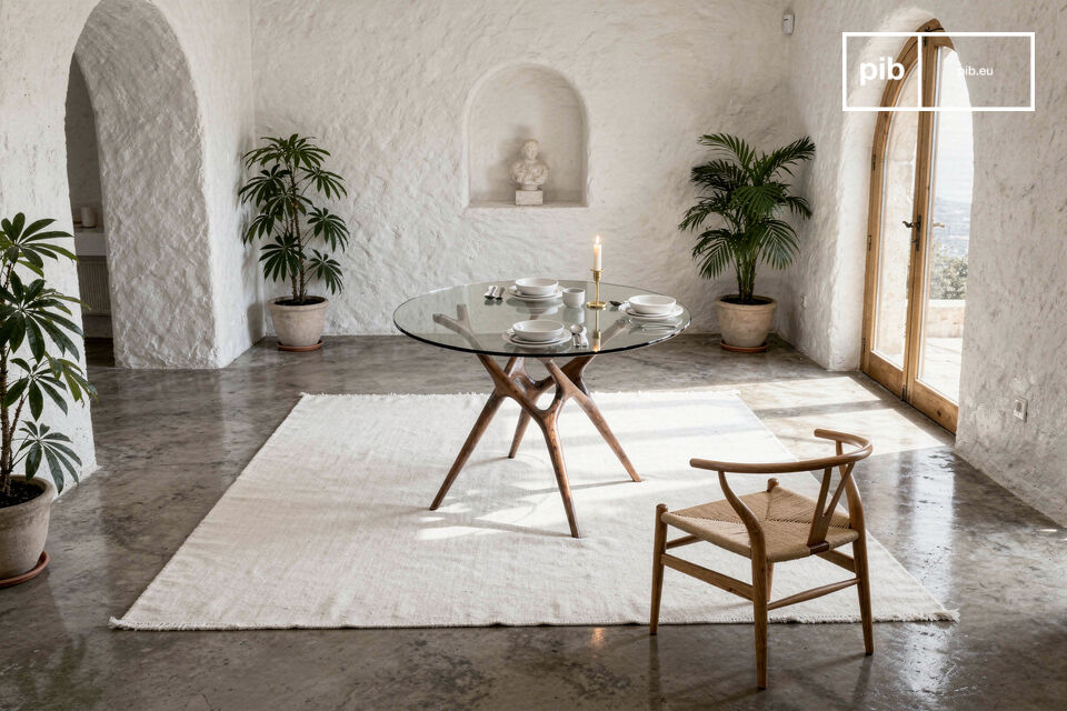 Le piètement en frêne massif teinté noyer donne à cette petite table de repas ronde une