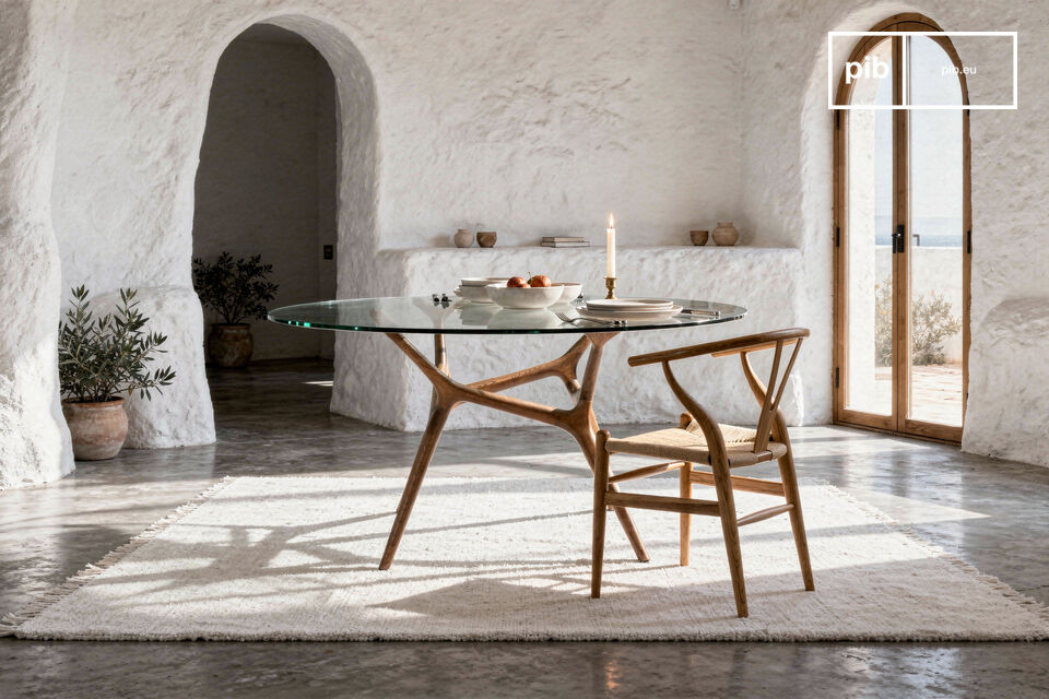 Une table de grande dimension aux lignes organiques