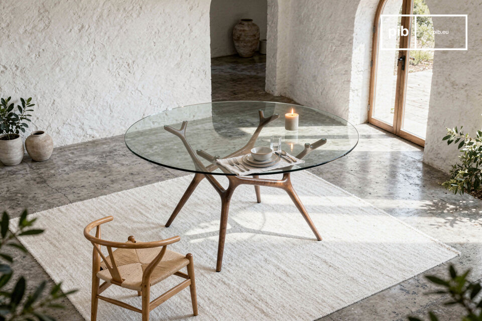 Le piètement de cette table compose une silhouette ramifiée