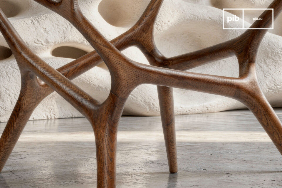 L’ébéniste a sculpté le bois en courbes souples et soigneusement galbées