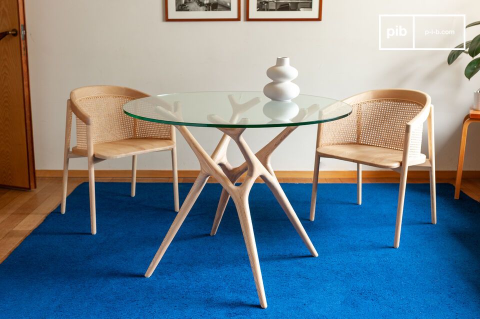 Avec un diamètre de 100 cm, cette table est idéale pour quatre convives.