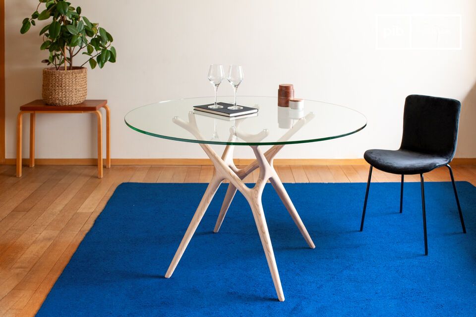 Avec un diamètre de 120 cm, cette table accueille aisément six convives.