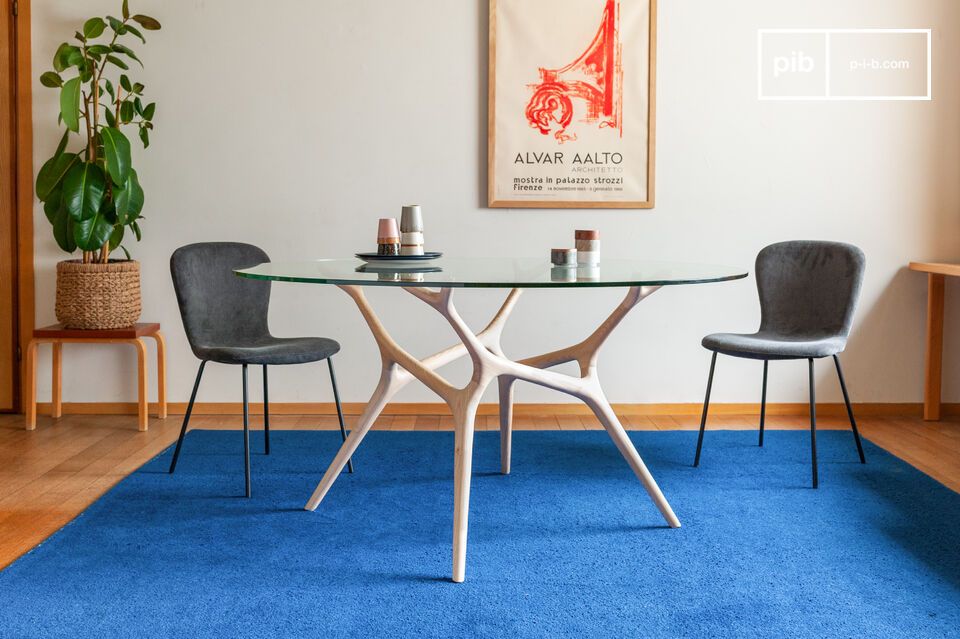 Une esthétique épurée où le bois et le verre s'associent avec légèreté.