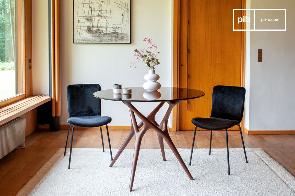 Avec un diamètre de 100 cm, cette table est conçue pour accueillir quatre personnes.