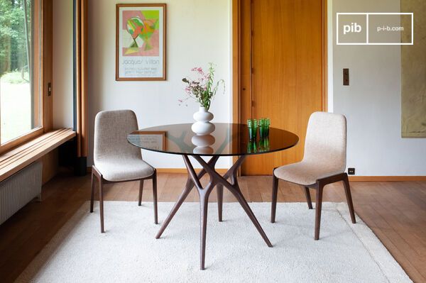 Avec un diamètre de 120 cm, cette table peut accueillir six convives.