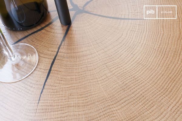 Élégant plateau rond métallique ultrafin revêtu d'un feuille de chêne clair naturel.