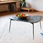 Belle table tripode conçue en marbre vert et d'un piétement métallique.