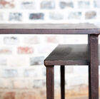 Les tables s'encastrent pour un sublime effet gigogne.