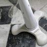 Le pied du tabouret traditionnel Singer est très robuste.