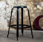 Grand tabouret noir brillant au style industriel.