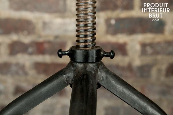 La hauteur de son assise est réglable de 62 à 90cm de haut environ