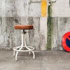 Tabouret d'officine en cuir clair.