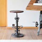 L'association de la fonte et du bois massif donne à ce tabouret une allure brute et robuste typique du mobilier industriel.