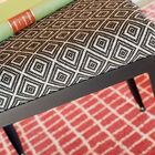 Assise en tissu à motifs graphiques.