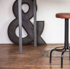 Hermoso taburete en cuero y metal negro.