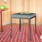 Elegante taburete con motivos geométricos y líneas finas.