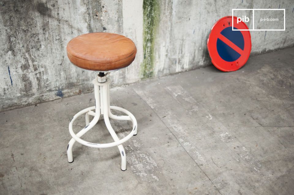 Taburete con un estilo de taller y un asiento muy cómodo.