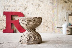 Taburete beige trenzado de yute Arpillera