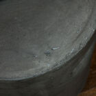 Detalle del aspecto bruto y sobrio del taburete.