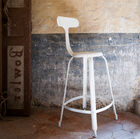 Hermosa silla de bar blanca en estilo industrial.