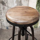 El asiento es de madera con remaches visibles.