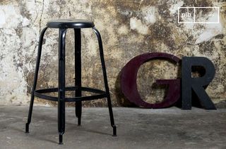 Taburete de bar negro con remaches