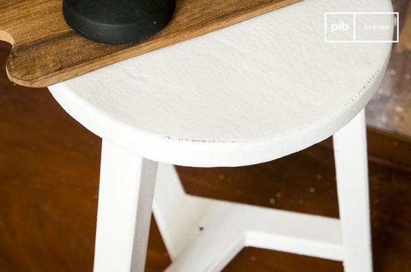 Un pequeño, rustico y encantador taburete vintage