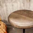 El asiento redondo es de madera, con tendencia al gris.