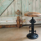 La altura del asiento se puede ajustar mediante una manivela.