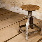 Precioso taburete industrial en teca y metal.