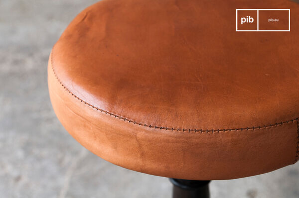 Bonita piel camel y asiento espeso.