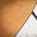 I suoi tre piedini in metallo nero opaco sono martellati a mano.