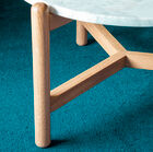 La base a forma trittica in legno chiaro è molto elegante.